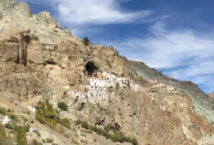 Cycle tour Zanskar Valley via Shinkula Pass India - hike to Phugtal monastery