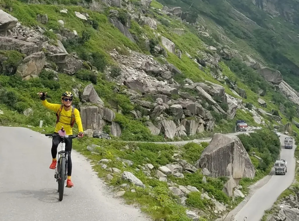 Cyclist climbing rohtang pass on Manali to Leh cycling expedition