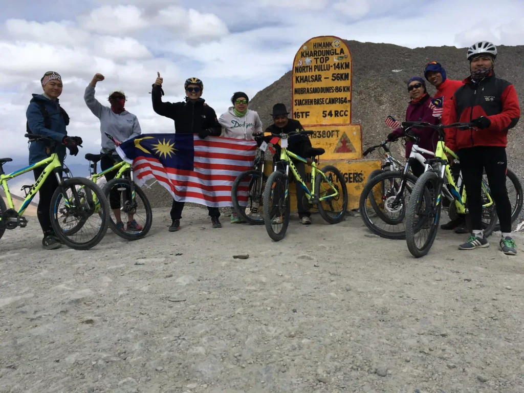 cycling to leh cycling at khardungla top